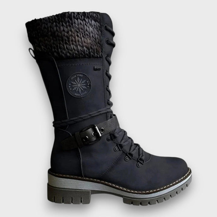 Schwarzer Winterstiefel mit grobem Strickschaft und Schnallendetail