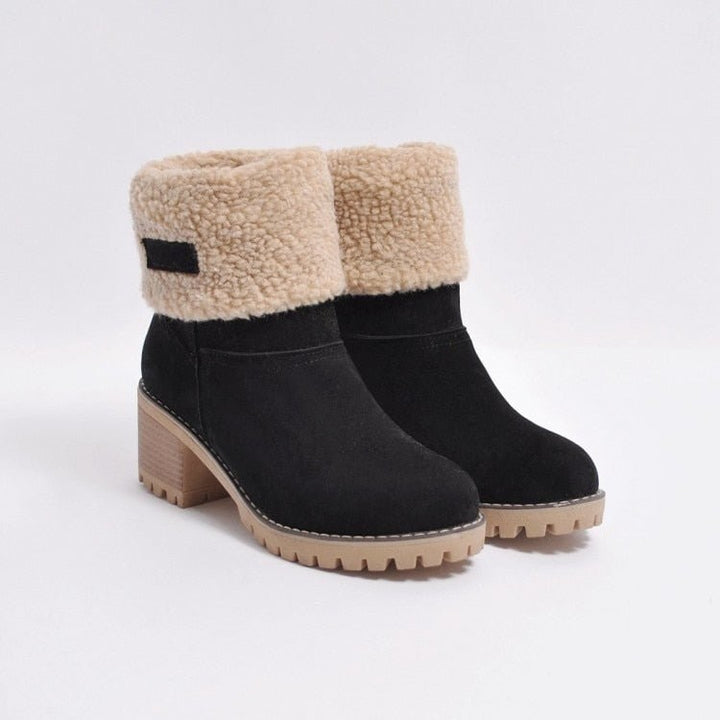 Schwarze Wildleder-Winterboots mit beigem Teddyfell-Rand und Profilsohle
