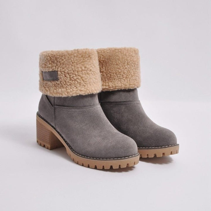 Graue Wildleder-Winterboots mit beigem Fellrand und robuster Profilsohle