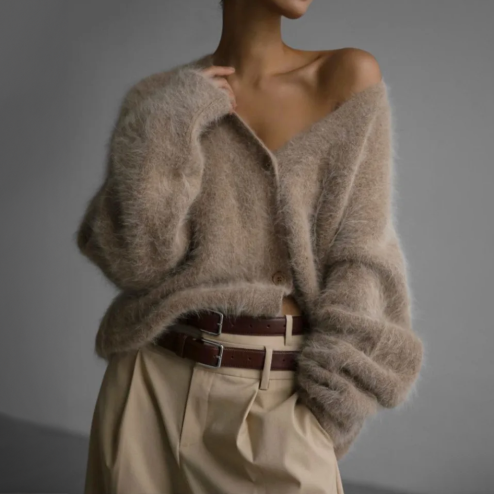 Beige flauschige Strickjacke mit V-Ausschnitt kombiniert mit Ledergürtel