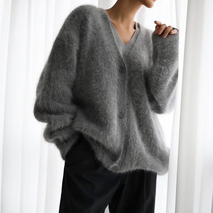 Graue flauschige Strickjacke mit V-Ausschnitt und Knopfleiste