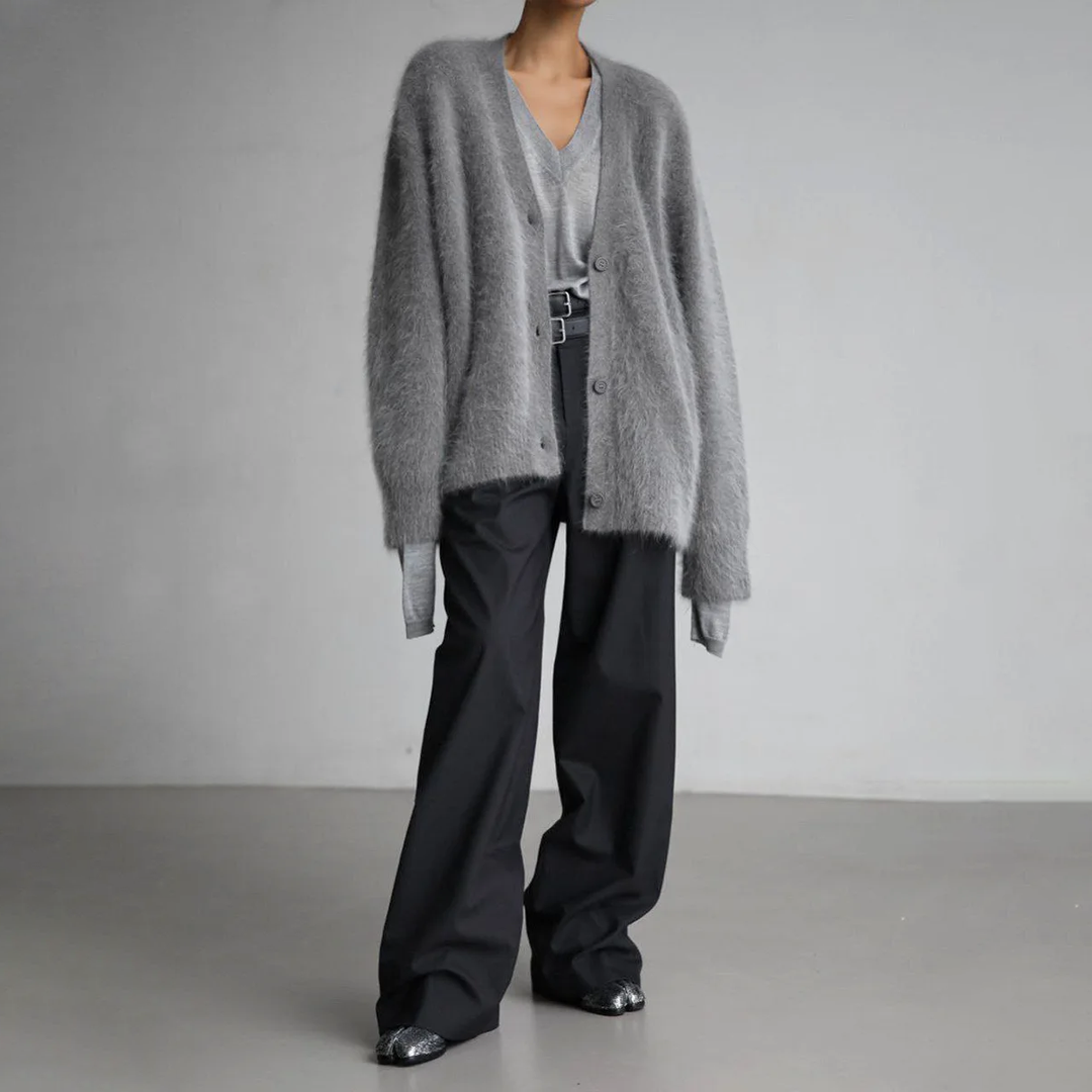 Grau meliierte Flauschjacke im Oversize-Schnitt zu weiter Stoffhose