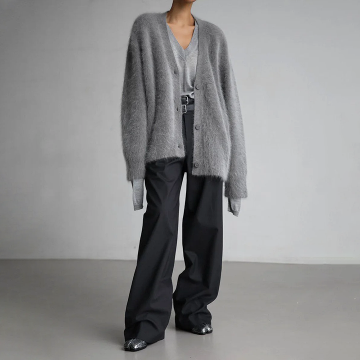 Grau meliierte Flauschjacke im Oversize-Schnitt zu weiter Stoffhose