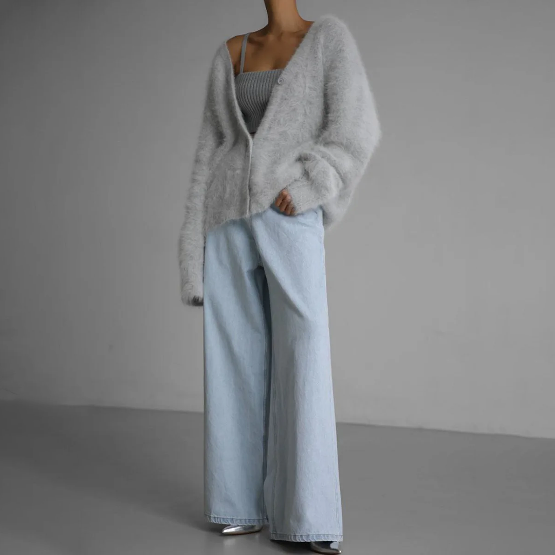 Hellgraue flauschige Cardigan-Jacke kombiniert mit Jeans im Wide-Leg-Schnitt