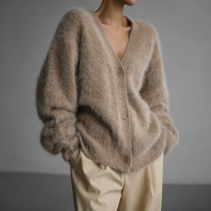 Beige flauschige Strickjacke mit V-Ausschnitt und Holzknöpfen