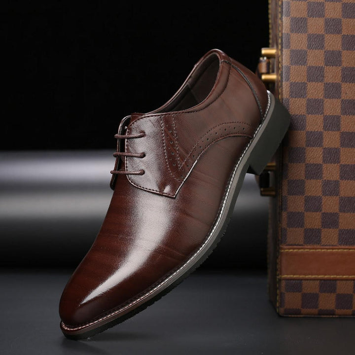 Herren Schnürschuh aus braunem Leder mit dezenter Lochmusterung und schmaler Form