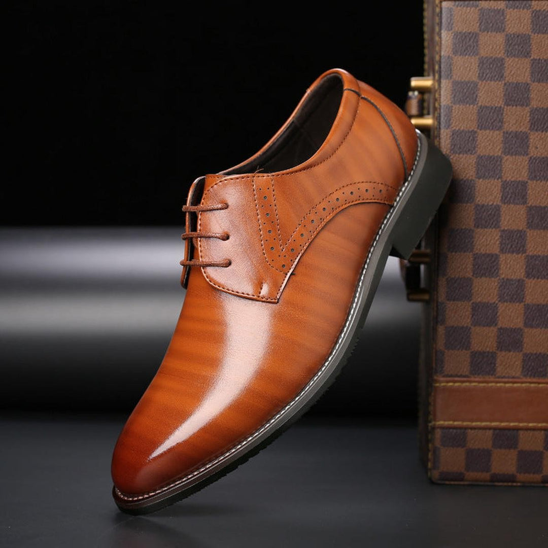Herren Schnürschuh in cognacfarbenem Leder mit glänzendem Finish und Ziernähten