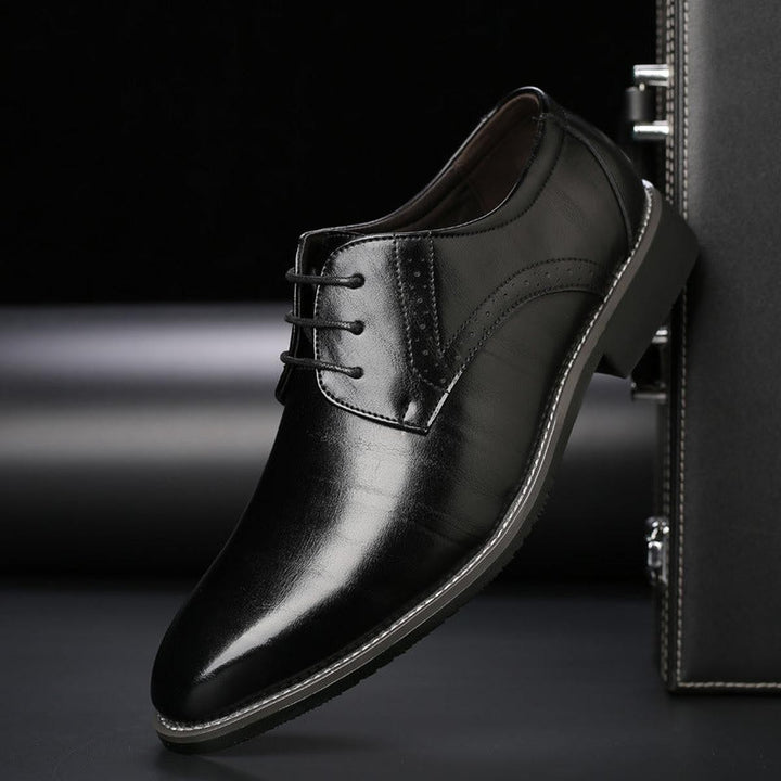 Herren Schnürschuh in schwarzem Leder mit klassischem Schnürverschluss und schlanker Silhouette
