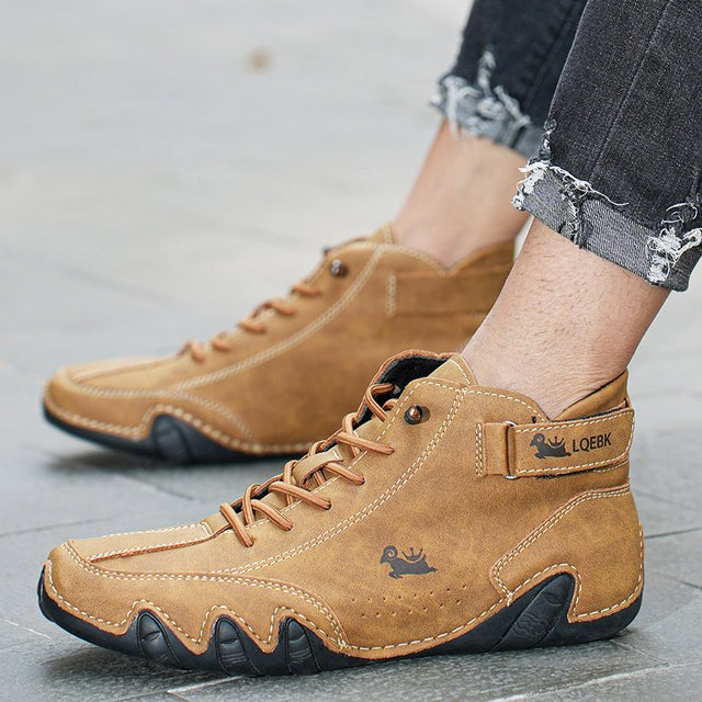 Braune Leder-Barfußschuhe mit Schnürung und markanter Wellensohle am Fuß getragen