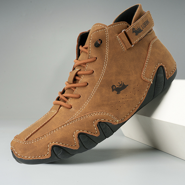 Camel-brauner Leder-Barfußschuh mit schwarzer Sohle und Schnürung freigestellt