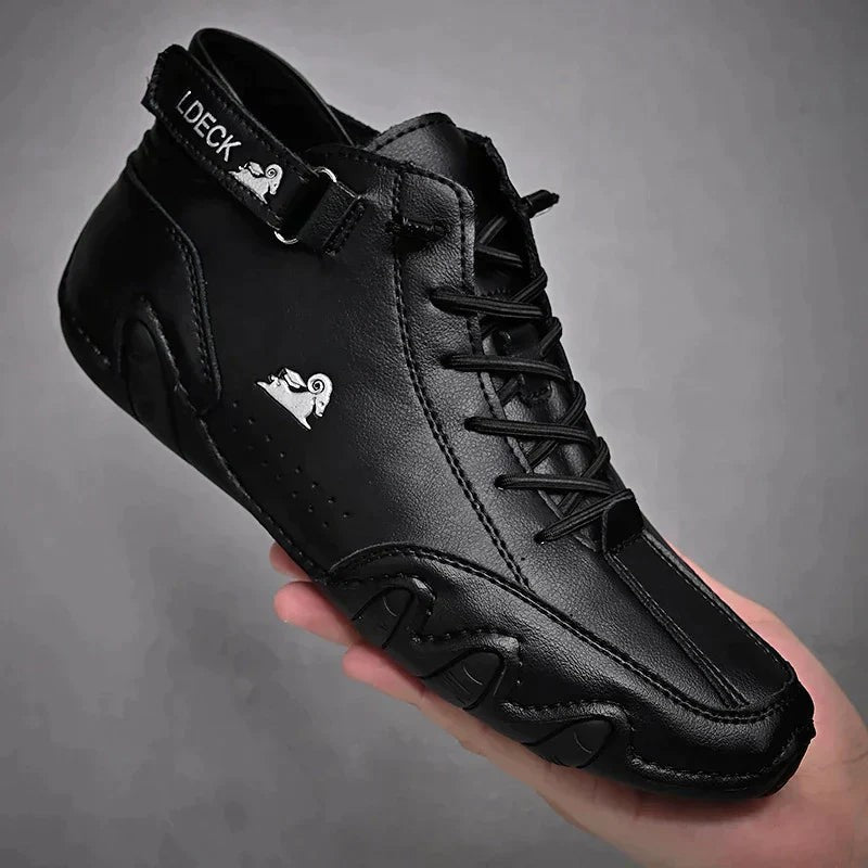 Schwarzer Leder-Barfußschuh mit dünner Profilsohle in Handfläche präsentiert
