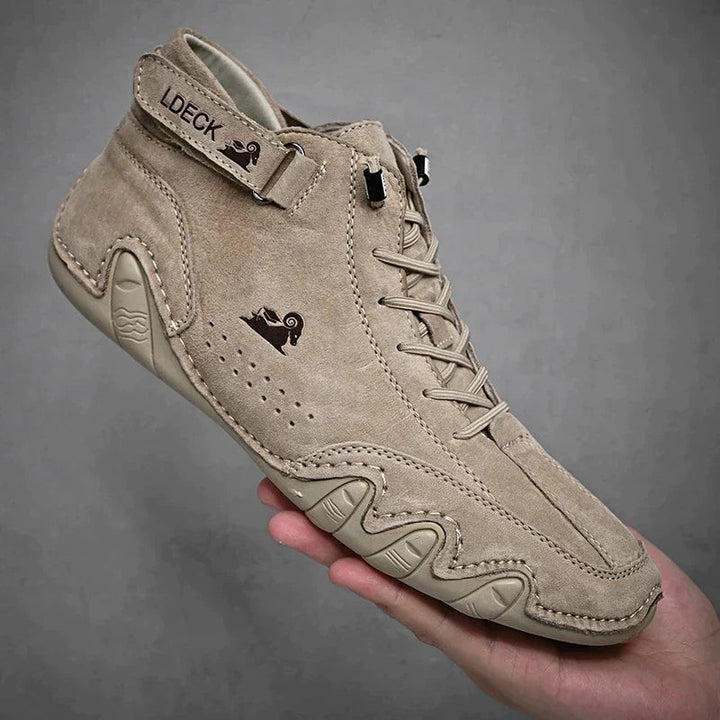 Beiger Wildleder-Barfußschuh mit Klettverschluss und Wellensohle in Hand gehalten