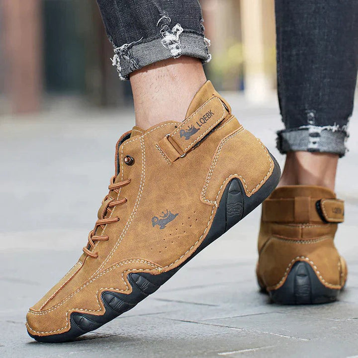 Seitenansicht brauner Herren-Barfußschuhe mit Klettverschluss und breiter Passform