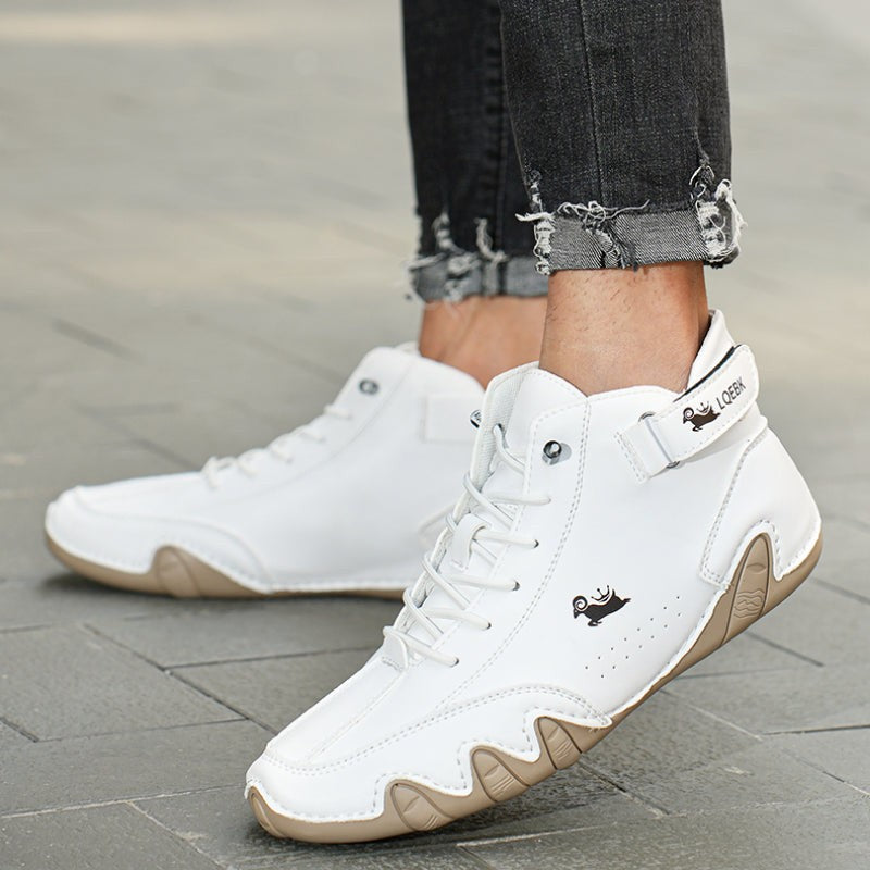 Weiße Leder-Barfußschuhe mit Klettriemen und beiger Wellensohle am Knöchel