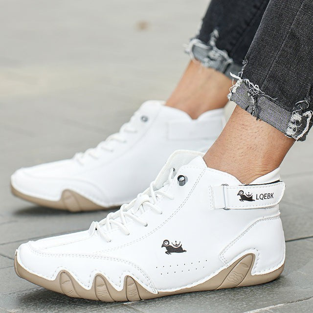 Weiße Herren-Sneaker-Boots mit breiter Passform und markantem Sohlenprofil im Detail