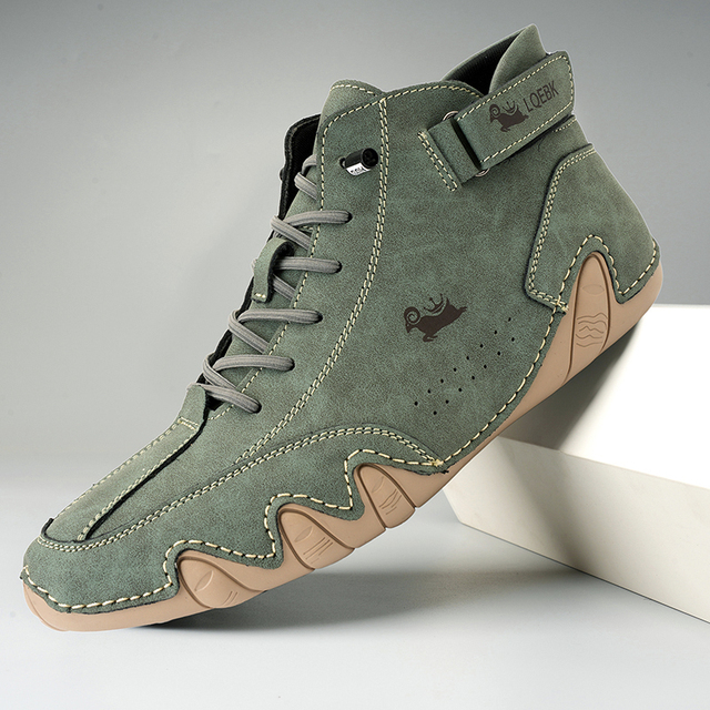 Olivgrüner Leder-Barfußschuh mit Wellensohle freistehend im Studio