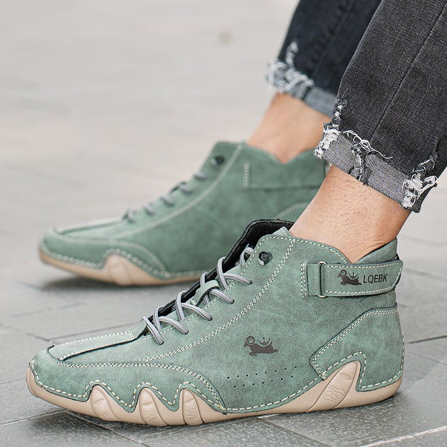 Grüne Barfußschuhe mit dünner Sohle und Schnürung an beiden Füßen