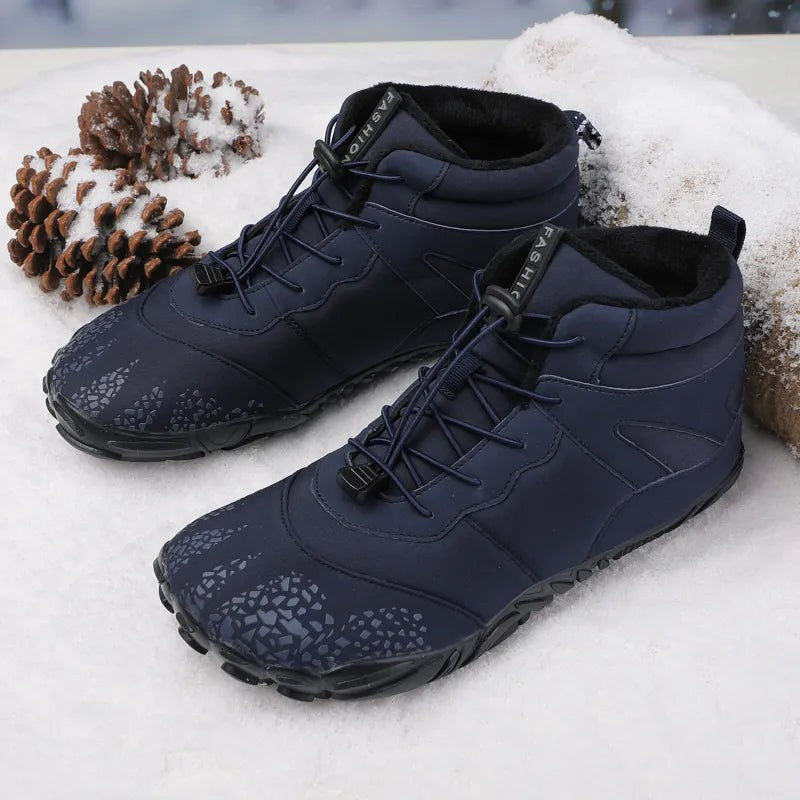 Dunkelblaue Winterboots mit Fellfutter im Schnee neben Tannenzapfen