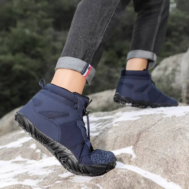 Marineblauer Winterstiefel mit Zugband beim Klettern auf Stein