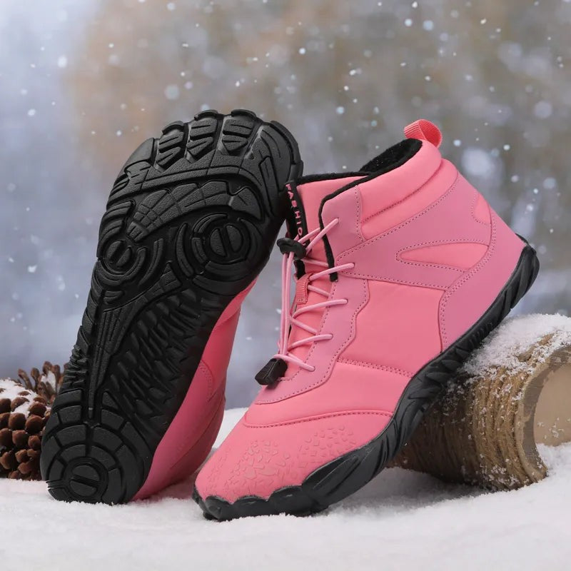 Pinke Winterboots mit schwarzer Profilsohle im Schneehintergrund
