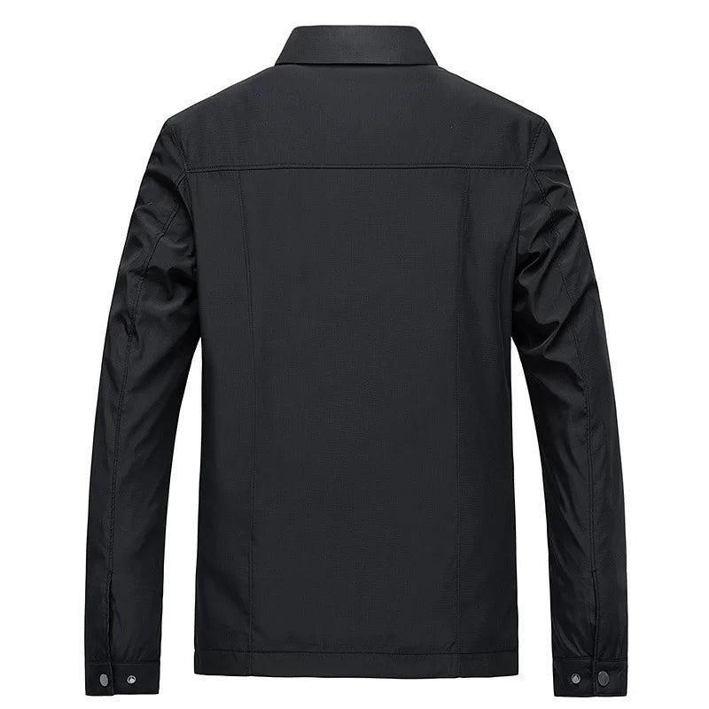 Schwarze Herrenjacke Rückenansicht mit Hemdkragen und Druckknopfmanschetten