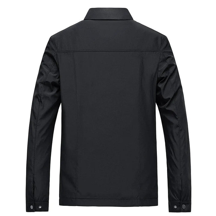 Schwarze Herrenjacke Rückenansicht mit Hemdkragen und Druckknopfmanschetten