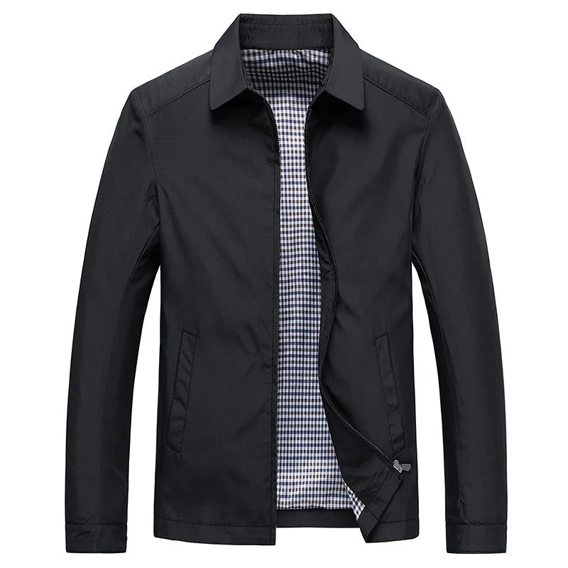 Schwarze Herrenjacke mit Hemdkragen und kariertem Futter, Frontansicht