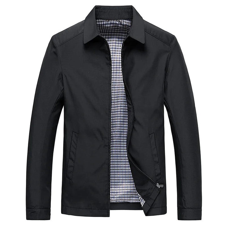 Schwarze Herrenjacke mit Hemdkragen und kariertem Futter, Frontansicht