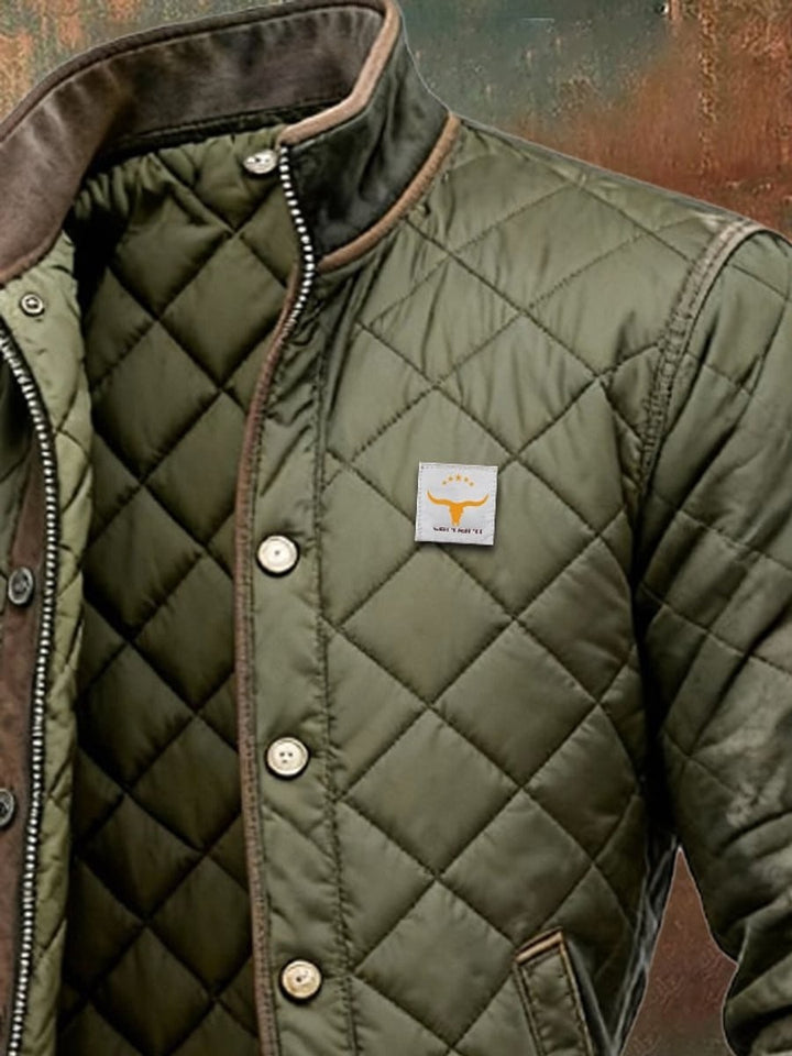 Nahaufnahme der Steppjacke mit Markenlabel und Knopfleiste in Oliv