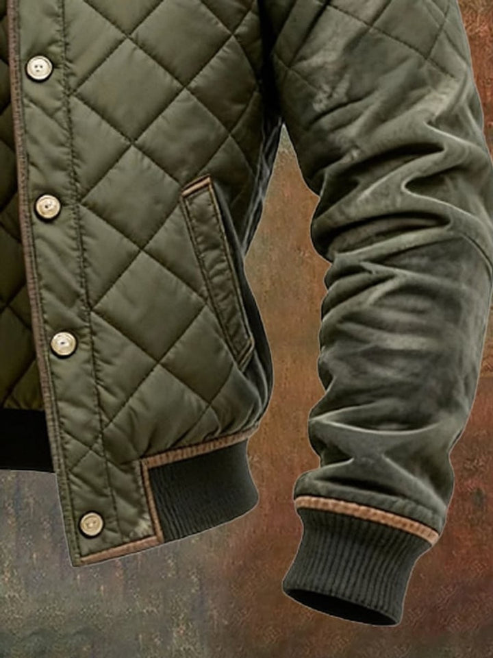 Detailansicht von Strickbündchen und Gesäßtasche der wattierten Bomberjacke