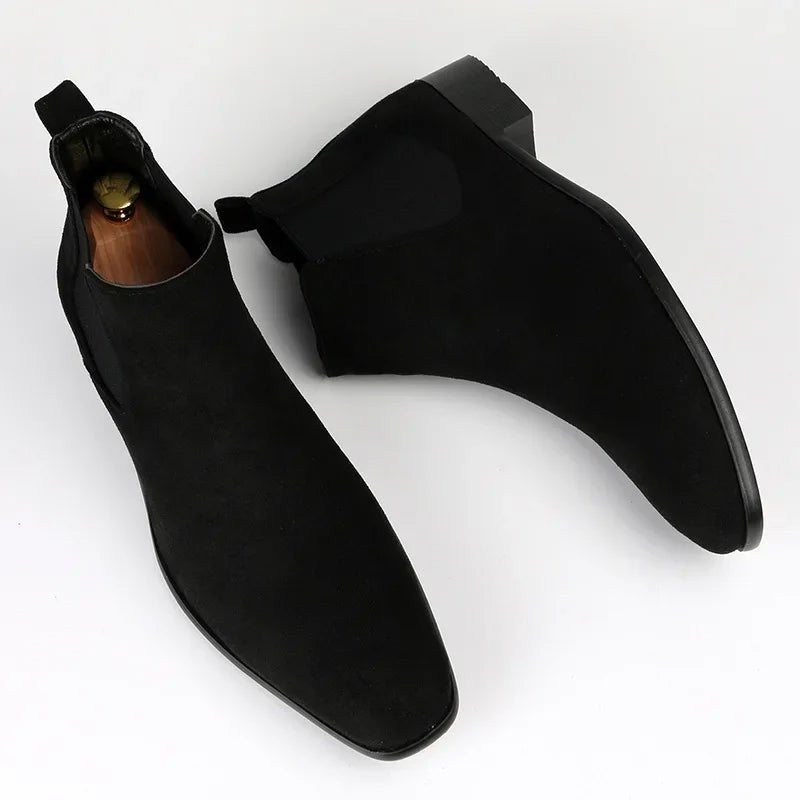 Schwarze Wildleder Chelsea Boots von oben mit Schuhspanner
