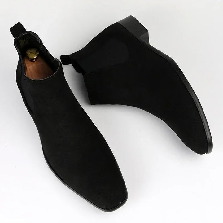 Schwarze Wildleder Chelsea Boots von oben mit Schuhspanner