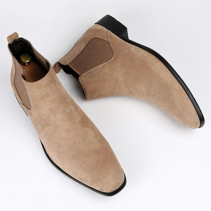 Beige Wildleder Chelsea Boots von oben mit Holzschuhspanner
