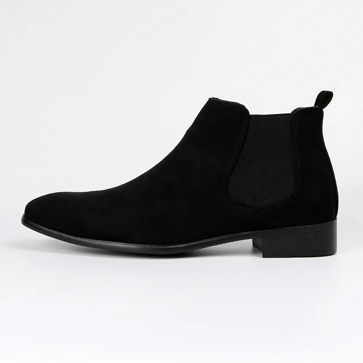 Schwarze Chelsea Boots Herren seitliche Ansicht mit flacher Sohle