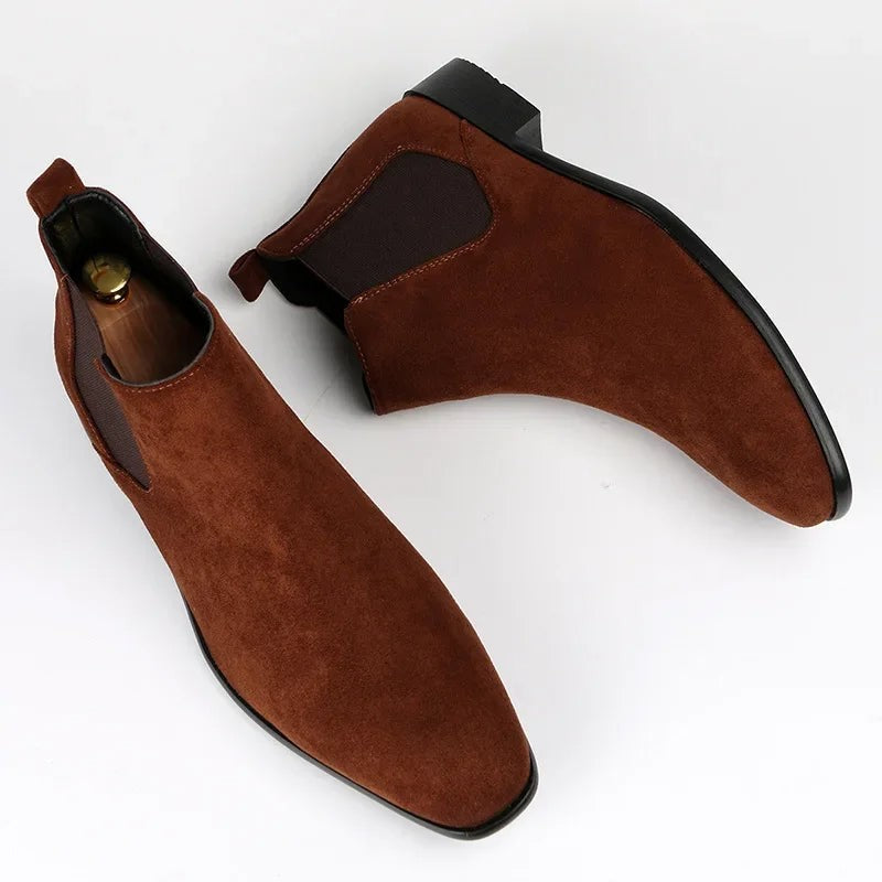 Braune Wildleder Chelsea Boots von oben mit Schuhspanner im Detail