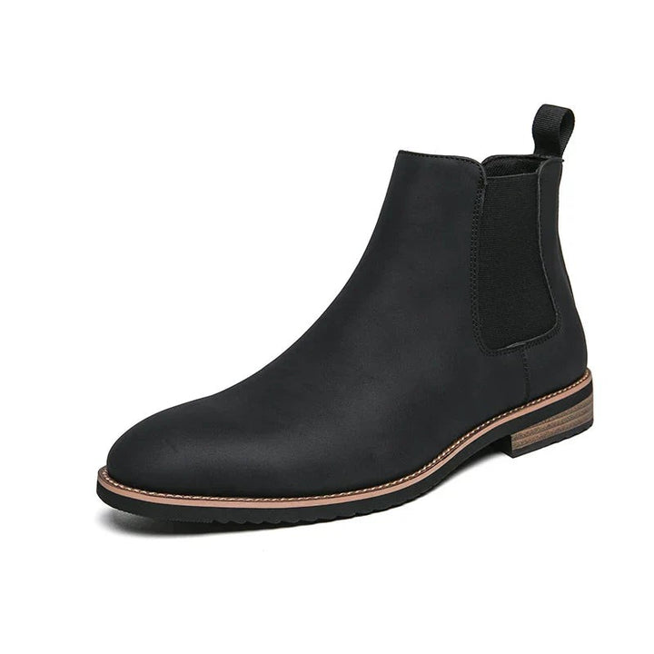 Schwarzer Chelsea-Stiefel aus Leder mit rundem Zehenbereich, Studioaufnahme