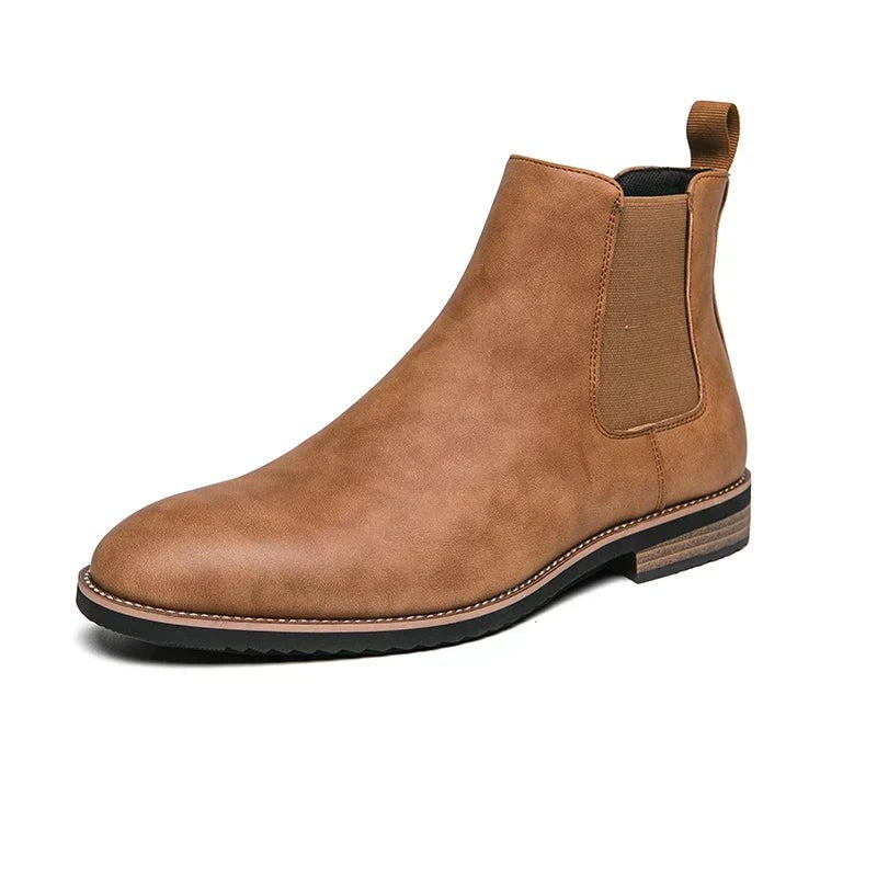 Cognacfarbener Leder-Chelsea-Stiefel mit Schlaufe und Kontrastsohle