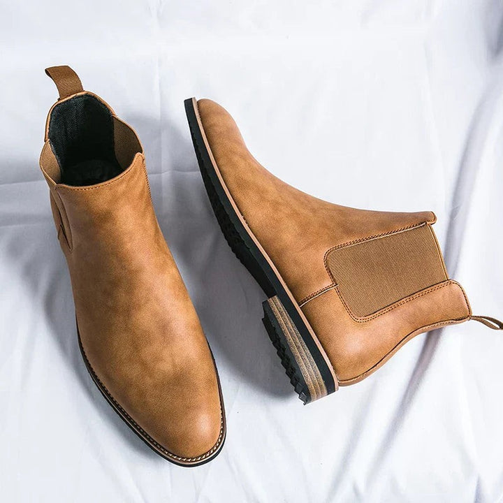 Braune Chelsea-Stiefel aus Leder mit profilierter Laufsohle, Paaransicht von oben