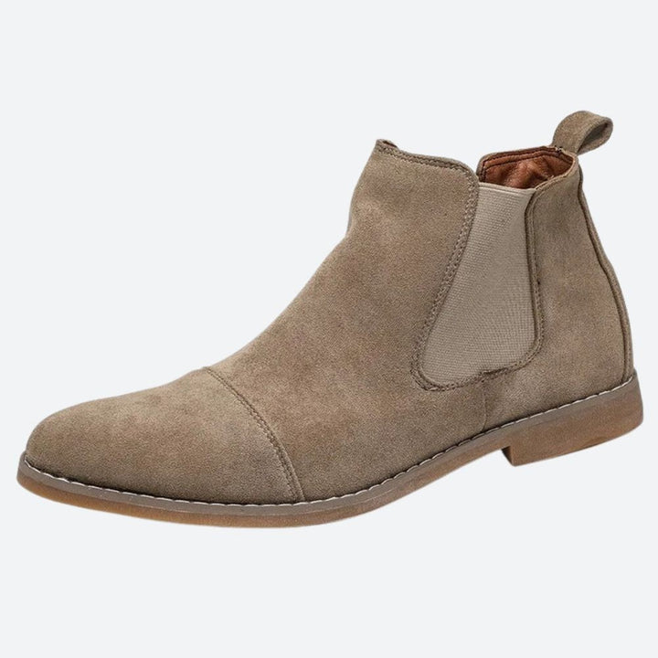 Beige Chelsea Boots aus Wildleder mit dezenter Nahtoptik und Absatzschlaufe