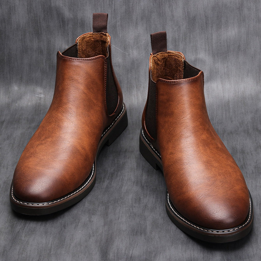 Braune Chelsea Boots aus Leder mit elastischen Seiteneinsätzen, Frontansicht