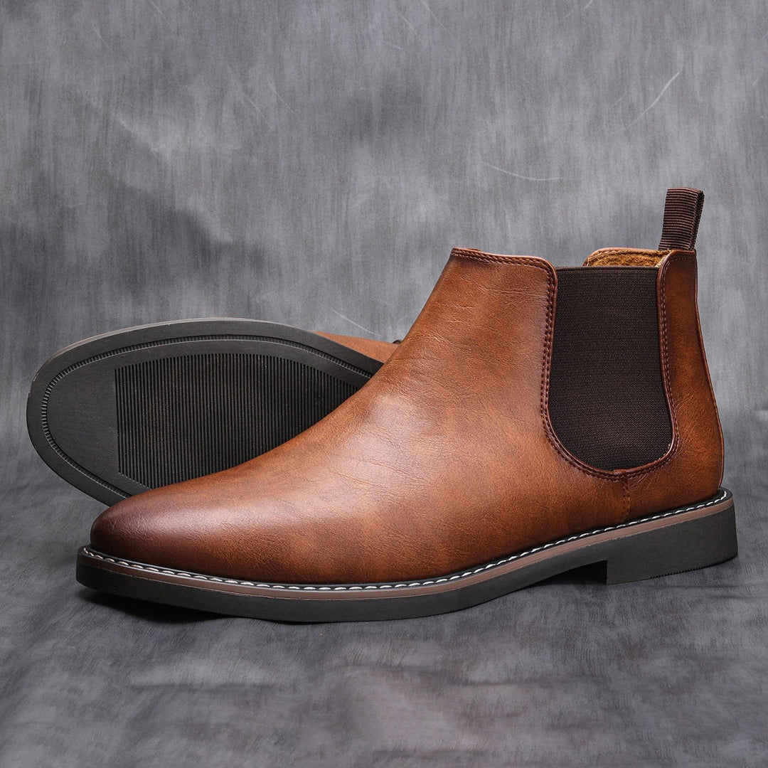 Braune Lederstiefel mit Zughenkel, seitliche Ansicht mit sichtbarer Profilsohle