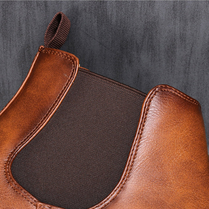 Nahaufnahme des elastischen Einsatzes an braunem Chelsea Stiefel
