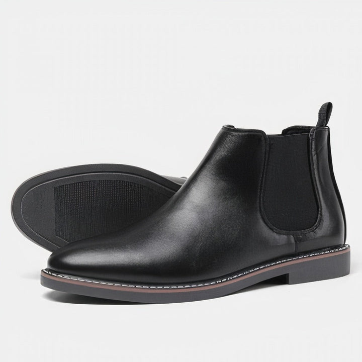 Schwarze glänzende Lederstiefel im Chelsea-Stil mit dezenter Profilsohle