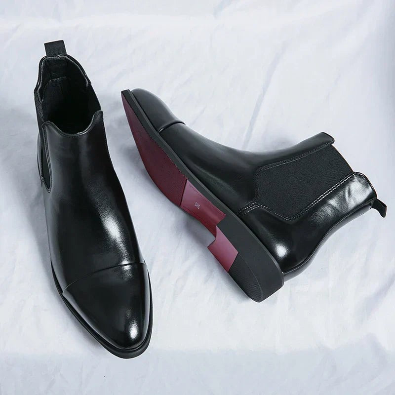 Schwarze Chelsea-Boots aus Leder mit roter Sohle und elastischen Seiteneinsätzen