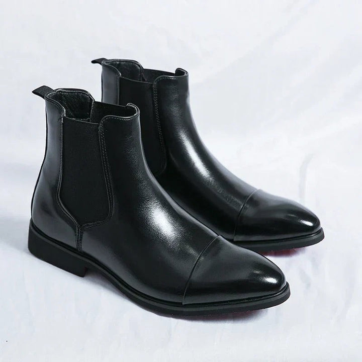Paar schwarze Leder-Chelsea-Boots mit schmaler Zehenkappe und Blockabsatz