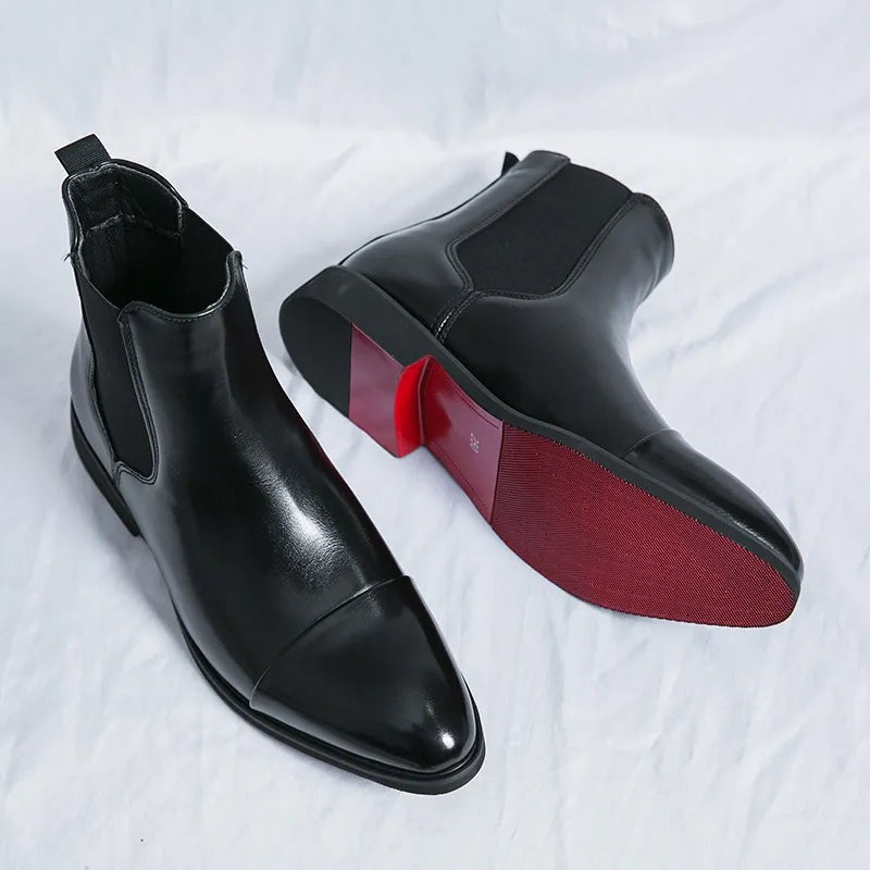 Schwarzer Lederstiefel mit Zugschlaufe und kontrastierender weinroter Laufsohle
