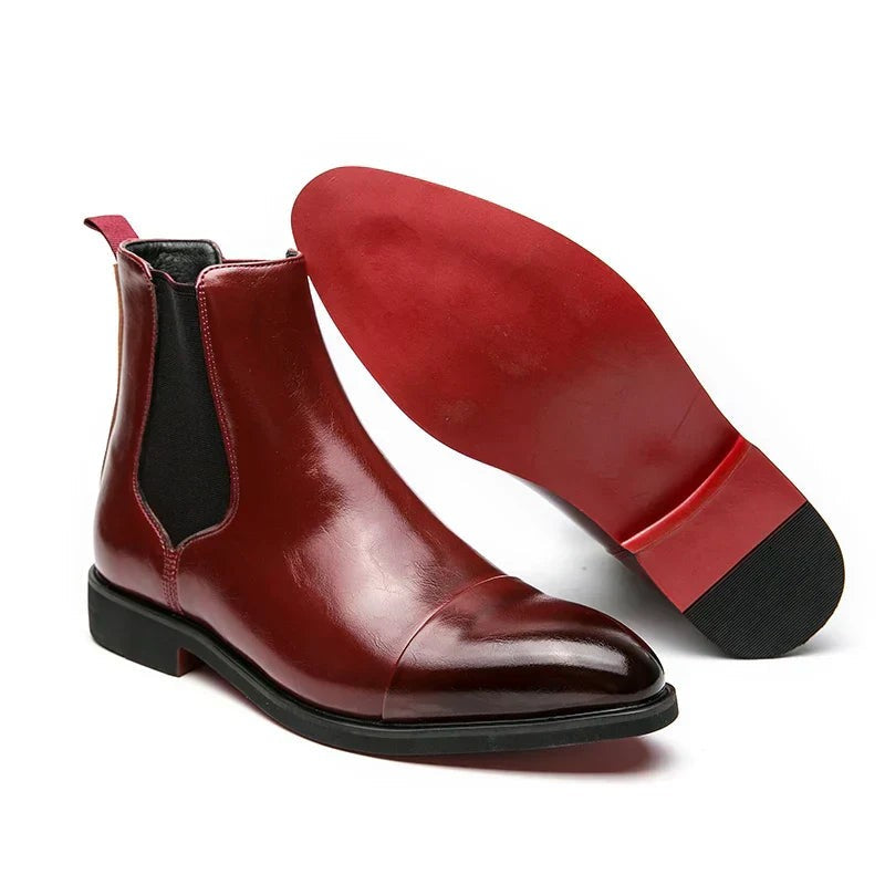 Bordeauxrote Chelsea-Boots aus Echtleder mit schwarzer Gummisohle im Vergleich