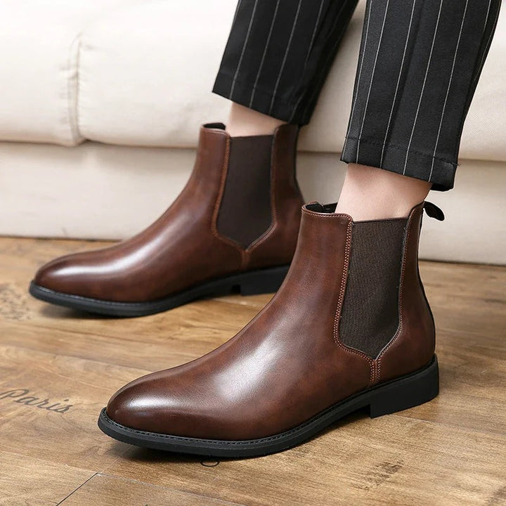 Braune Chelsea Boots aus Leder, getragen mit gestreifter Hose