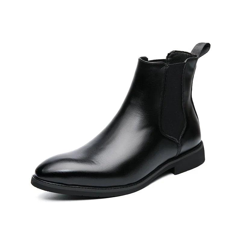 Schwarzer Chelsea Lederstiefel mit Zugschlaufe, schräge Ansicht