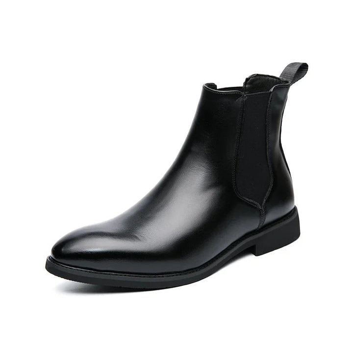 Schwarzer Chelsea Lederstiefel mit Zugschlaufe, schräge Ansicht